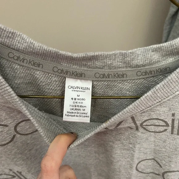 Size medium authentic Calvin Klein (CK) light crew neck. - Picture 2 of 4